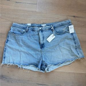 GOOD AMERICAN Good 90s Short Denim Shorts tags on size 22